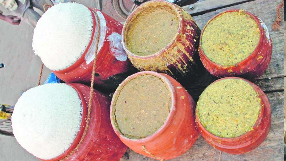 বেলা গড়ালেই থালা সাজিয়ে অন্নভোগ লাগে বিগ্রহের। বাবিয়ার নিরামিষ ভোজ হত তার পর। প্রসাদান্নের থালা হাতে মন্দিরের লাগোয়া পুকুর ঘাটে নেমে আসতেন পুরোহিত। বাবিয়াকে নিজে হাতে প্রসাদের ভাত খাওয়াতেন তিনি।। 