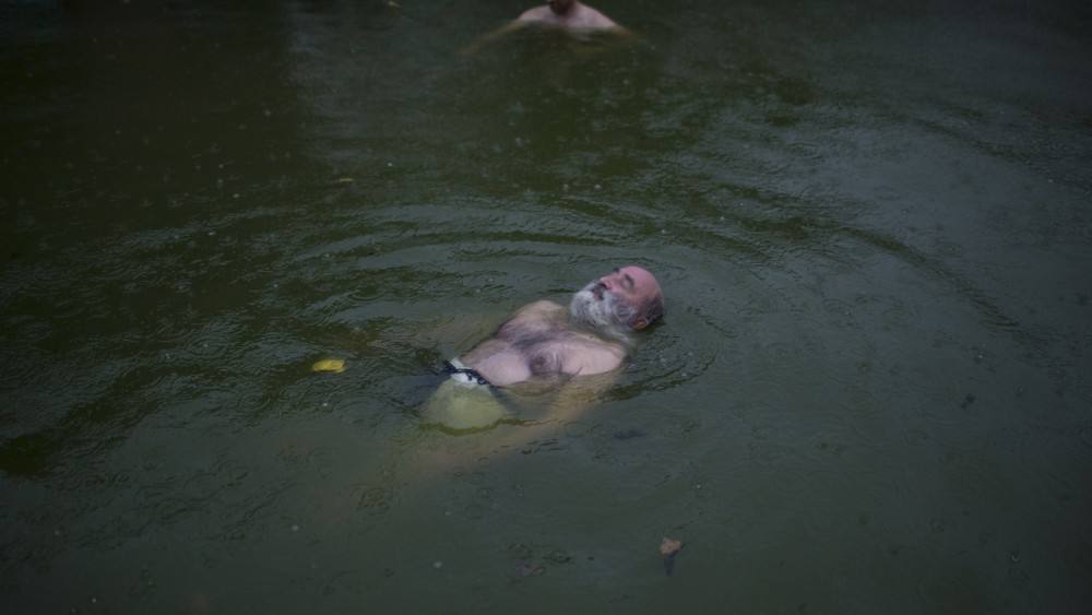 বাবিয়ার ‘বন্ধু’ ছিলেন মন্দিরের প্রধান পুরোহিত চন্দ্রশেখর। বাবিয়া পুকুরে থাকাকালীনই সেখানে নেমে দু’বেলা স্নান করতেন  তিনি। আসলে ববিয়া কতটা নিরীহ তা প্রমাণ করতে চাইতেন তিনি। 