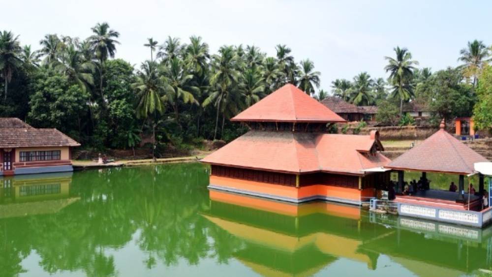 কথিত আছে, বিগ্রহটি তৈরি করেছিলেন দিবার্ক মুনি বিল্বমঙ্গলম স্বামী। তাঁকে ওই বিগ্রহ তৈরির অনুমতি দিয়েছিলেন খোদ বিষ্ণু দেবতা-ই। এমনকি বিগ্রহ তৈরির সময় এক বালকের বেশে সাহায্যও করেছিলেন শিল্পীকে। 