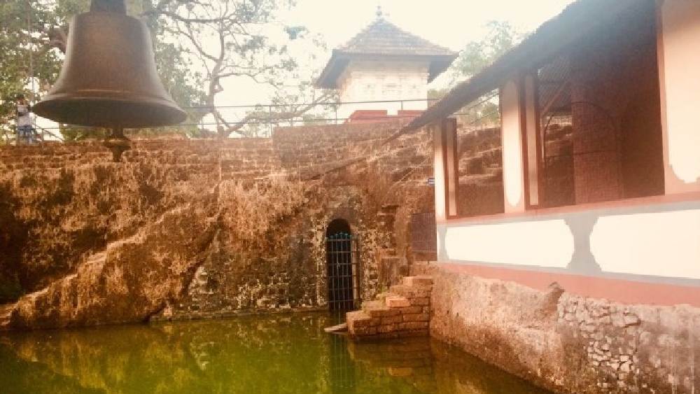 কিন্তু মূর্তি গড়ার পর নিজের কাজ দেখে অহংকারী হয়ে পড়েন শিল্পী। তাঁকে শিক্ষা দিতে বালকরূপী বিষ্ণু তাঁর চোখের সামনেই অদৃশ্য হয়ে যান। বিষ্ণু যেখানে অদৃশ্য হন সেখানে তৈরি হয় একটি গুহা। শোনা যায়, সেই গুহাপথে হেঁটে গিয়েছিলেন বিল্বমঙ্গলও। বাবিয়া সেই গুহাতেই থাকত। 