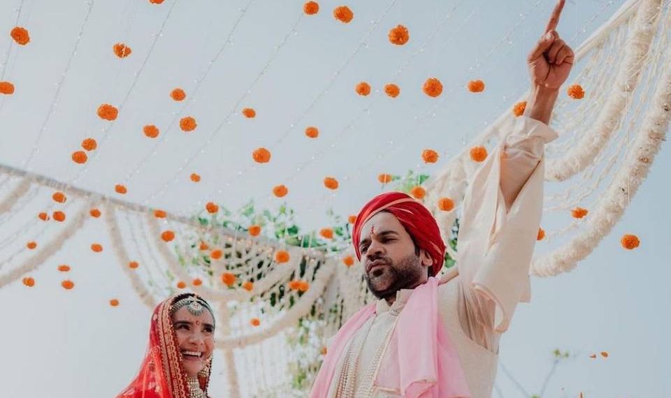 সেই সঙ্গে সব্যসাচী মুখোপাধ্যায়ের তৈরি করা উজ্জ্বল লাল রঙের পোশাকে সেজে উঠেছিলেন পত্রলেখা, যার ওড়নায় বাংলা হরফে লেখা ছিল, ‘আমার পরাণ ভরা ভালোবাসা আমি তোমায় সমর্পন করলাম’। এই বিষয়টি নেটিজেনদের দৃষ্টি আকর্ষণ করেছিল।