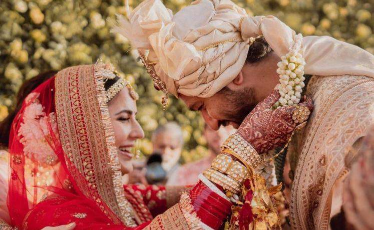 ভিকি কৌশল এবং ক্যাটরিনা কইফ: এই মুহূর্তে নেট দুনিয়া কাঁপিয়ে দিচ্ছে যাঁদের বিয়ের অনুষ্ঠান তাঁরা হলেন, ভিকি কৌশল এবং ক্যাটরিনা কইফ। রাজস্থানের সওয়াই মাধোপুরের এক ঐতিহাসিক দুর্গ, ‘ফোর্ট বারোয়ারা’য় এই বিবাহের সম্পন্ন হয়েছে। যদিও চূড়ান্ত কড়া নিরাপত্তার জন্য এই বিয়ের সাজসজ্জার খুব কম ছবিই পাওয়া গিয়েছে।