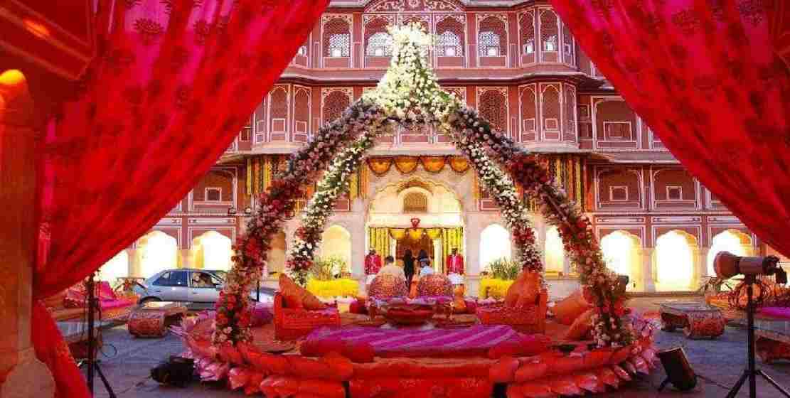 দুর্গটি সাজানো হয়েছিল উজ্জ্বল আলো আর ফুল দিয়ে। এই দুর্গ ইতিহাস আর সৌন্দর্যের অদ্ভুত মিশেল। বিলাসবহুল, আরামদায়ক এবং স্বপ্নময় একটি বিবাহ সম্পন্ন করার জন্য যথেষ্ট সঠিক স্থান।