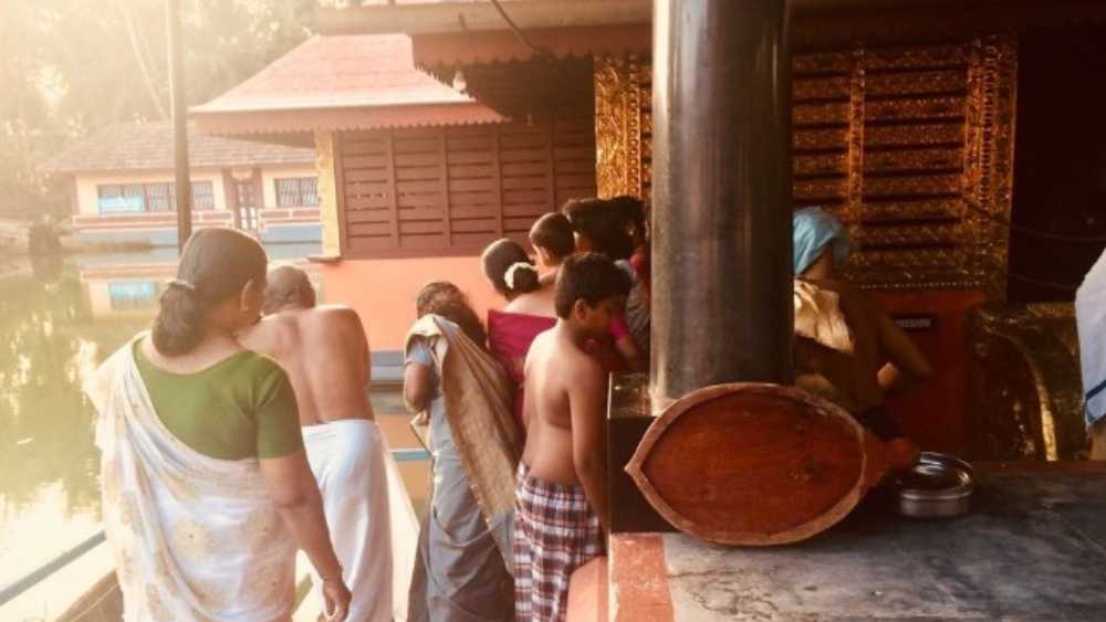 মন্দিরে আসা ভক্তদের বাবিয়ার কাছে যাওয়ার উৎসাহও দিতেন চন্দ্রশেখর।  বহুবার ভক্তরা তাঁকে বলতে শুনেছেন, ‘‘ওর কাছে গেলেও কিছু করবে না। ও সাধারণ কুমির নয়, সাক্ষাৎ ঈশ্বরের দূত।’’ 