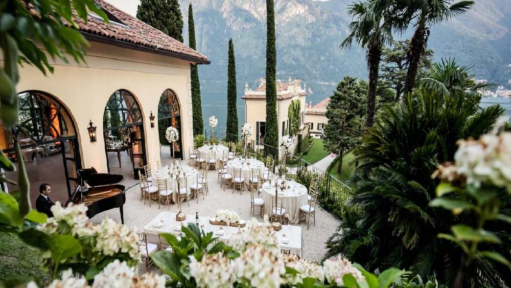 এই বিয়ের থিমের পরতে পরতে ছিল, ফুলেল নকশা এবং ঐতিহ্যবাহী লাল রংই তাঁরা বেছে নিয়েছিলেন সাজানোর জন্য। এই ভিলাটিকে সাজানোর জন্য মূলত ব্যবহার করা হয়েছিল ওয়াটার লিলি ফুলও। 