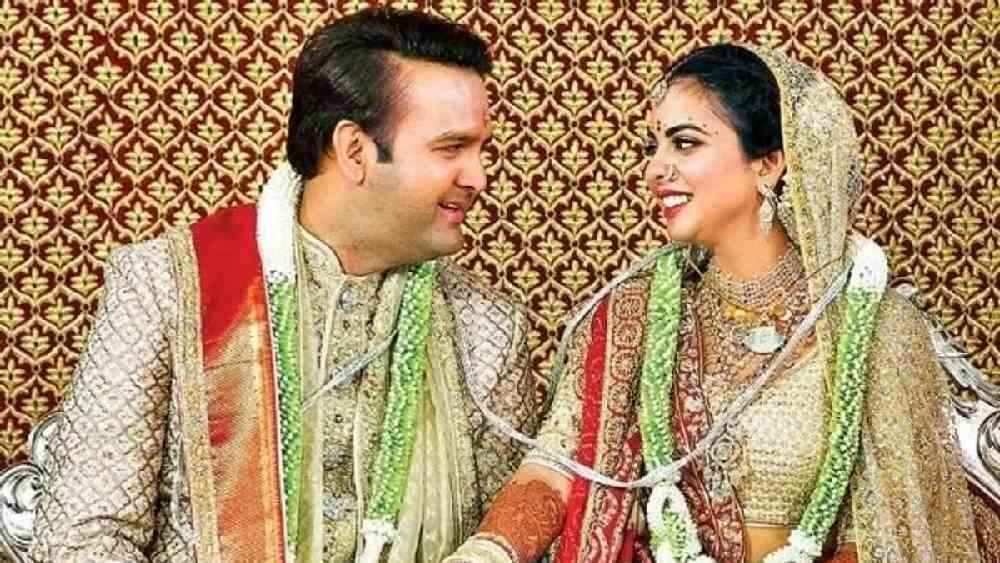 আনন্দ পিরামল: অম্বানি-কন্যা ইশা অম্বানি এবং আনন্দ পিরামলের বিয়ের সাজেও ছিল আভিজাত্যের ছোঁয়া। ঘিয়ে রঙা জমির উপর ভরাট সুতোর কাজের শেরওয়ানিতে সেজে উঠেছিলেন তিনি। আনন্দর এই শেরওয়ানি আলাদাই নজর কেড়েছিল সকলের। আপনিও যদি কারুকাজ করা পোশাক পছন্দ করেন, তা হলে অনায়াসেই পরতে পারেন এ রকম পোশাক।