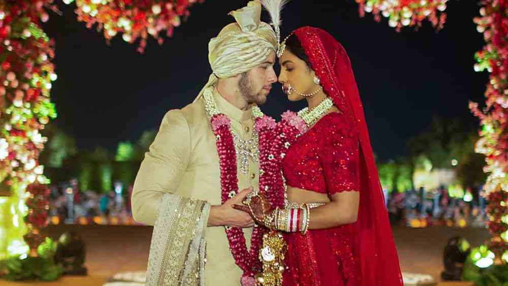 নিক জোনাস: ঘিয়ে রঙা জমির উপর সুতোর কাজ করা শেরওয়ানি, তার সঙ্গে সোনালি জুতো আর মাথায় পাগড়িতে এক্কেবারে ভারতীয় জামাই হিসাবে সেজে উঠেছিলেন নিক।