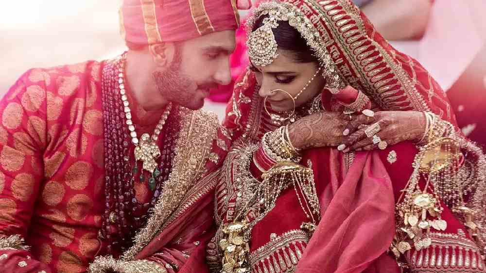 সিংহরণবীর সিংহ: রণবীর মানেই একটু অন্য রকম সাজপোশাক। বিয়েতে একের পর এক ঐতিহ্যবাহী পোশাকে সেজে উঠেছিলেন তিনি। কোঙ্কনি থেকে সিন্ধ্রি মতে বিয়ে হয়ে রিসেপশন, গোটা বিবাহ পর্বেই সনাতনী সাজে নজর কেড়েছেন তিনি। পোশাকশিল্পী সব্যসাচী মুখোপাধ্যায়ের তৈরি পোশাকে সেজে উঠেছিলেন রণবীর সিংহ। কখনএ গাঢ় লাল রঙা শেরওয়ানির উপর সূক্ষ্ম নকশা আবার কখনও শেরওয়ানির সঙ্গে জহর কোট। চাইলে আপনিও বেছে নিতে পারেন রণবীরের মতো পোশাক।