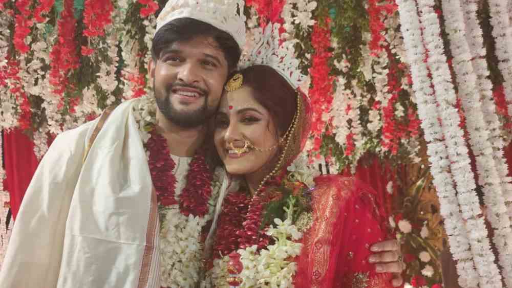 ৮. নীল ভট্টাচার্য: বাংলা টেলিভিশন তারকা নীল ভট্টাচার্য নিজের বিয়েতে সেজেছিলেন সনাতনী বাঙালি বরের সাজে। তাঁর পরনে ছিল সাদা ধুতি-পাঞ্জাবি এবং সঙ্গে সোনালি রঙের ছোঁয়া। টোপরের উপস্থিতি নীলের সৌন্দর্ষ যেন আরও সুন্দর করে তুলেছিল।
