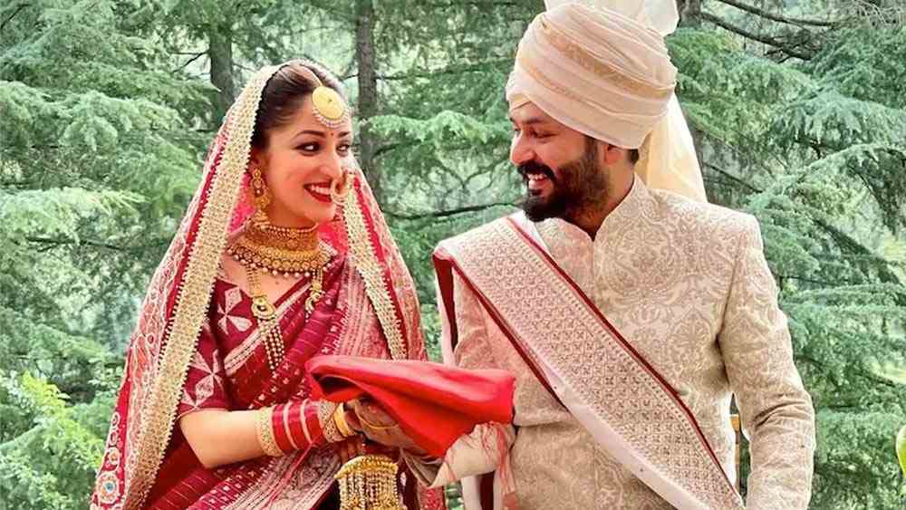 আদিত্য ধর: সদ্য বিবাহিত ইয়ামি গৌতম এবং আদিত্য ধরের ছিমছাম বিয়ের সাজ নজর কেড়েছিল অনেকেরই। সাদা শেরওয়ানিতে সূক্ষ্ম কল্কার নকশা, সঙ্গে সরু লাল পাড়ের সাদা ওড়না এই সাজেই বিয়ের দিন সেজে উঠেছিলেন পরিচালক আদিত্য ধর।
