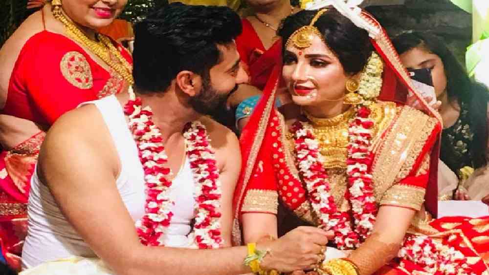 রাজ চক্রবর্তী: বাঙালি তারকাদের বিয়ের মধ্যে রাজ-শুভশ্রীর বিয়ে দারুণ নজর কেড়েছিল। বিশুদ্ধ বাঙালির মতো ধুতি পাঞ্জাবিতে একেবারে বাজিমাত করেছিলেন রাজ।