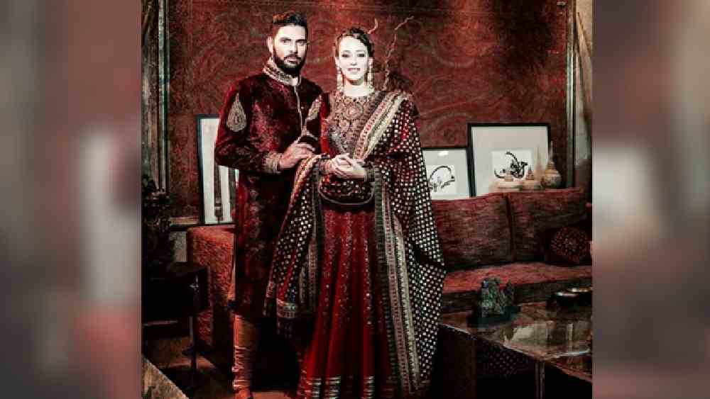 যুবরাজ সিংহ : শুধু বাইশ গজই নয়, যুবরাজ সিংহ তাঁর সাজ-পোশাকের জন্যও বহুচর্চিত। নিজের বিয়েতেও তিনি সাজগোজে ছক্কা হাঁকিয়েছিলেন। তাঁর পরনে ছিল মেরুন রঙা শেরওয়ানি। বিয়ের দিন আপনিও সেজে উঠতে পারেন এমন সাজে।