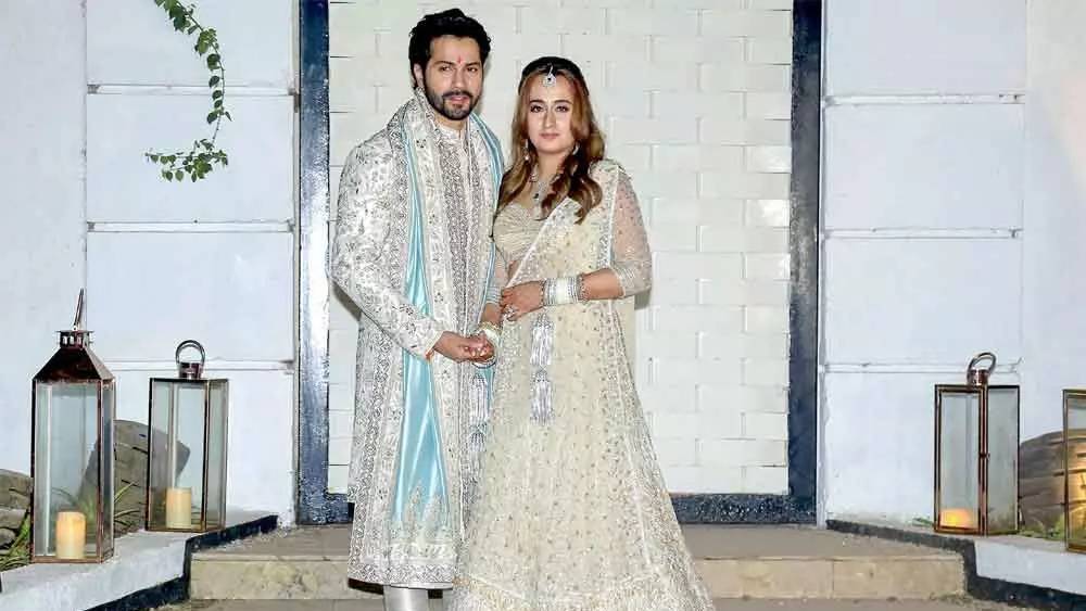 বরুন ধবন : বলি তারকা বরুণ ধবন তাঁর বিয়েতে পরেছিলেন ভারী কাজ করা বন্ধগলা শেরওয়ানি। সঙ্গে ছিল হাল্কা আকাশি রঙের মখমলের লম্বা ওড়না। তাঁর এই সাজে ঘায়েল করেছেন অনেক মহিলার মন। চাইলে আপনিও সেজে উঠতে পারেন বরুণের মতো আকর্ষণীয় সাজে।