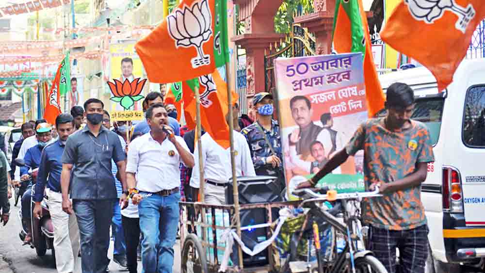 লেবুতলা পার্ক এলাকায় বিজেপি প্রার্থী সজল ঘোষের প্রচার।