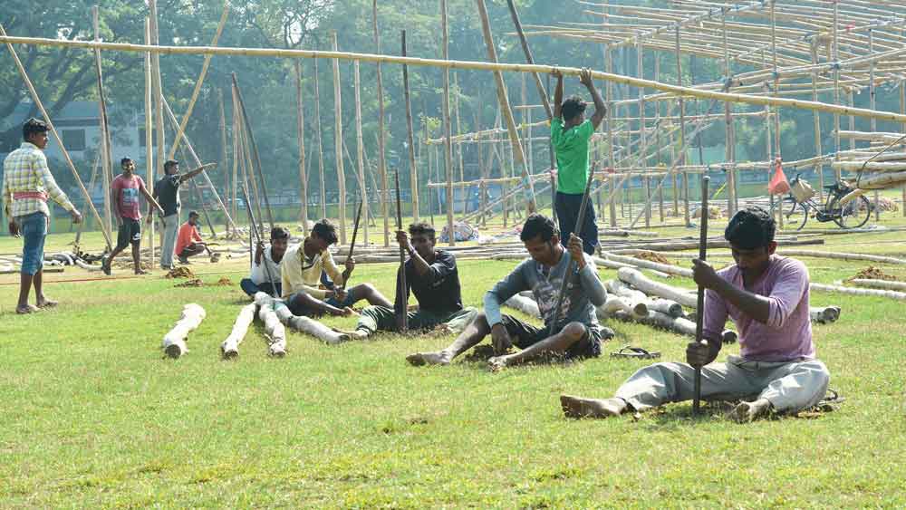 বোলপুর ডাকবাংলো মাঠে বিকল্প পৌষ মেলার স্টল তৈরি চলছে। শুক্রবার। 