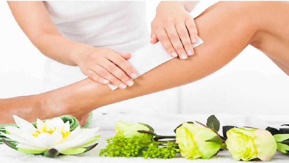 বডিওয়াক্স: শরীরের অবাঞ্ছিত লোম তুলে ফেলতে সব থেকে কার্যকর পদ্ধতি ওয়াক্সিং। বিয়ের ৩-৪ দিন আগে ওয়াক্সিং করিয়ে নিন, তবে শরীরে কোনও কাটা-ছেঁড়া থাকলে বা সংবেদনশীল ত্বক হলে ওয়াক্সিং করানো যাবে না।