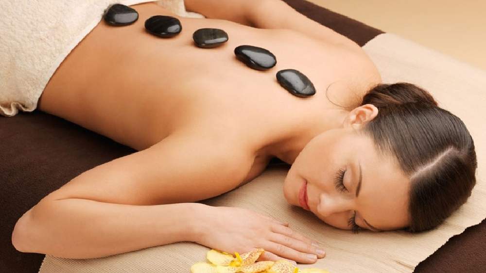 আপনার যদি খুব বেশি স্যাঁলোয় যাওয়ার অভিঞ্জতা না থেকে থাকে তা হলে প্রি-ব্রাইডাল প্যাকেজ নির্বাচন করার আগে বন্ধু বা পরিবারের সদস্যদের কথা মতো স্যাঁলোবেছে নিন। স্যাঁলোর স্বাস্থ্যবিধি সম্পর্কে আগে ভাগে একটু খোঁজ নিয়ে নিন। কী কী পরিষেবা আপনি পাচ্ছেন সেই অনুযায়ী খরচ হিসাব দেখে নিন।