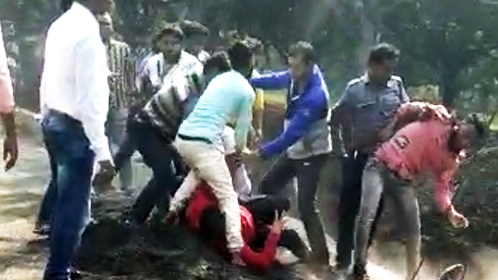 জঙ্গিপুর বিধানসভা কেন্দ্রের বিধায়ক জাকির হোসেন বনাম পুর প্রশাসক মোজাহারুল শেখ গোষ্ঠীর মধ্যে মারপিট হয় বলে অভিযোগ।