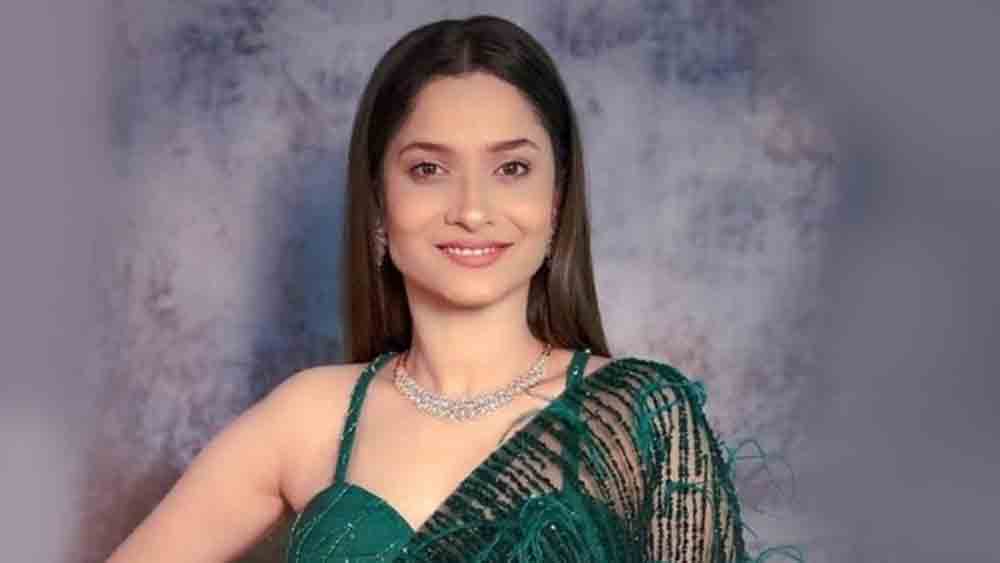 ছোট পর্দা থেকে ছবি, একের পর এক সাফল্য। জীবন বইছিল নিজের খাতে।মনের মতো করে নিজেকে গুছিয়ে নিচ্ছিলেন তিনি। কিন্তু প্রাক্তন প্রেমিক সুশান্ত সিংহ রাজপুতের মৃত্যু ভেঙেচুরে দিয়েছিল অঙ্কিতা লোখান্ডেকে। 