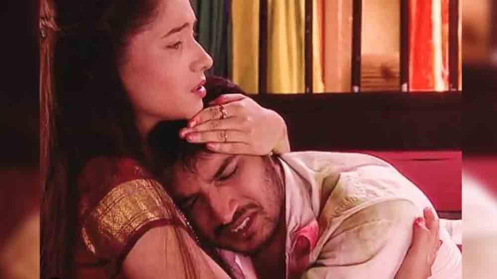 বড় পর্দায় একের পর এক সাফল্যে পেতে থাকেন সুশান্ত। প্রত্যেক পদক্ষেপে অঙ্কিতা ছিলেন তাঁর পাশে। কিন্তু ‘রাবতা’ ছবির শ্যুটের সময় নায়িকা কৃতী শ্যাননের ঘনিষ্ঠ হয়ে পড়েন অভিনেতা। এর পরেই অঙ্কিতার সঙ্গে ছ’বছরের সম্পর্কে ইতি টানেন সুশান্ত। অনেকে বলেন, ‘এম এস ধোনি: দ্য আনটোল্ড স্টোরি’-র সাফল্যই বদলে দিয়েছিল সুশান্তকে। 