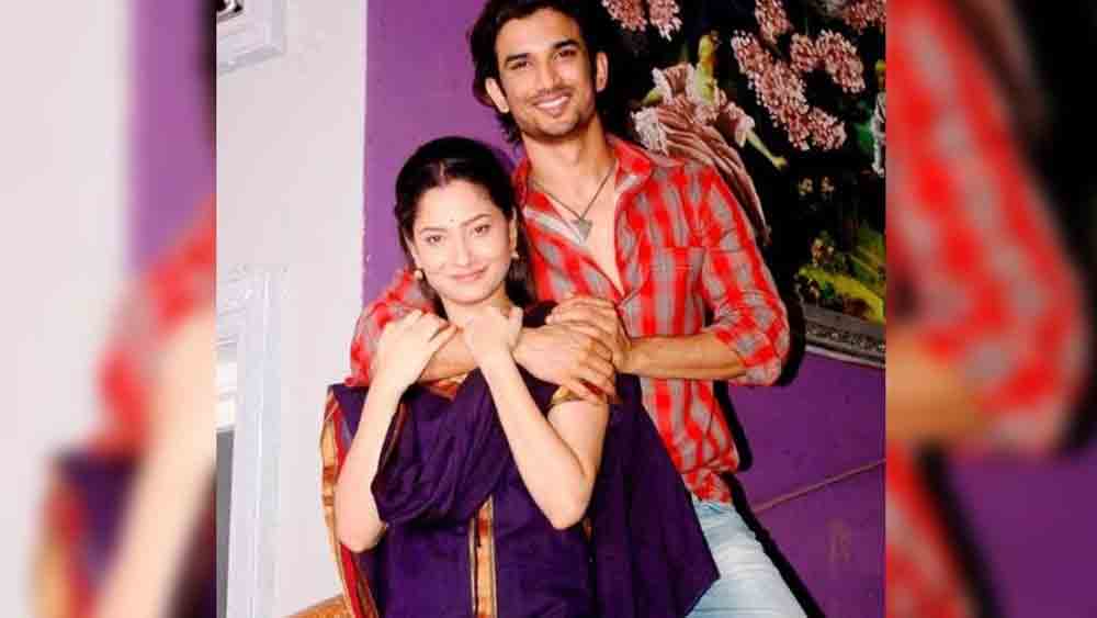 প্রথম দু’বছর একসঙ্গে অভিনয় করার পর ছবিতে অভিনয় করবেন বলে ধারাবাহিক থেকে বেরিয়ে আসেন সুশান্ত। পর্দার জুটি ভাঙলেও প্রেম ছিল অটুট। একসঙ্গেই থাকতেন দু'জনে।