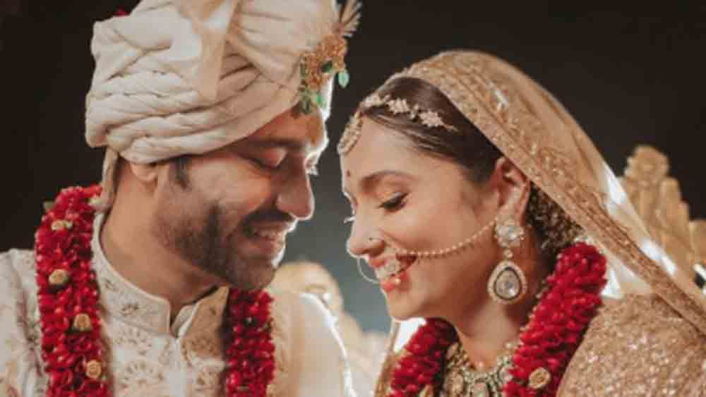 এর পর সময় গড়ায়। হাজত থেকে ছাড়া পান রিয়া। অঙ্কিতাও নিজেকে সামলে নেন একটু একটু করে। ১৪ ডিসেম্বর প্রেমিক ভিকি জৈনকে বিয়ে করেছেন তিনি। অতীতের তিক্ততা ভুলে নতুন অধ্যায় শুরু করেছেন ‘পবিত্র রিশতা’-র অর্চনা।