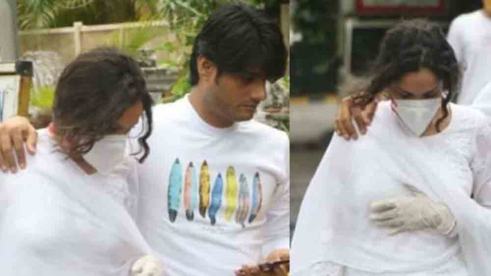 সবই ঠিক চলছিল। কিন্তু সুশান্তের আকস্মিক মৃত্যুর খবর নাড়িয়ে দিয়েছিল অঙ্কিতাকে। দুঃসংবাদ পেয়ে প্রাক্তন প্রেমিকের বাড়িতে ছুটে গিয়েছিলেন তিনি। সাদা পোশাক, অবিন্যস্ত চুলে বোঝা যাচ্ছিল মানসিক ভাবে তিনি কতটা বিধ্বস্ত। সুশান্তের পরিবারের পাশে দাঁড়িয়েছিলেন অঙ্কিতা। সুশান্তের মৃত্যুকে আত্মহত্যা বলে মেনে নিতে চাননি তিনি। সুশান্তের জন্য বিচার চেয়ে সংবাদমাধ্যমে গলা ফাটিয়েছিলেন।