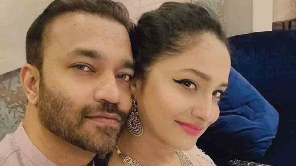 সুশান্তের মতো তিনিও পদার্পণ করেন বড় পর্দায়। ‘মণিকর্ণিকা: দ্য কুইন অব ঝাঁসি’, ‘বাঘি ৩’-এর মতো ছবিতে অভিনয় করেন তিনি। পেশাগত জীবনের সঙ্গেই পরিবর্তন আসে ব্যক্তিগত পরিসরেও। ব্যবসায়ী বন্ধু ভিকি জৈনের প্রেমে পড়েন অঙ্কিতা। পুরনো সম্পর্কের তিক্ততা ভুলে জড়ান নতুন সম্পর্কে।