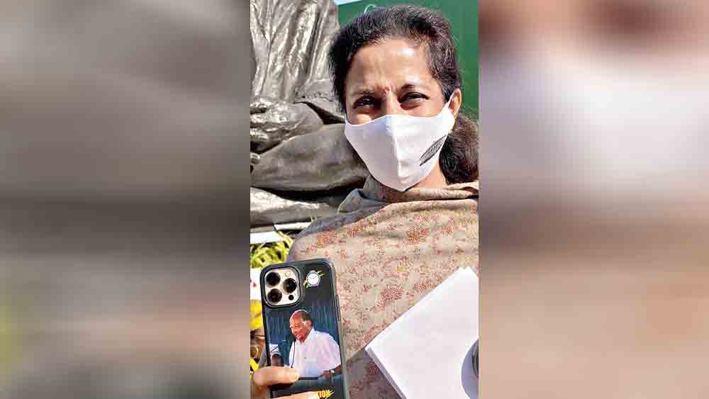 প্রতিকৃতি: সুপ্রিয়া সুলের মোবাইল কভারে বাবা শরদ পওয়ারের ছবি।