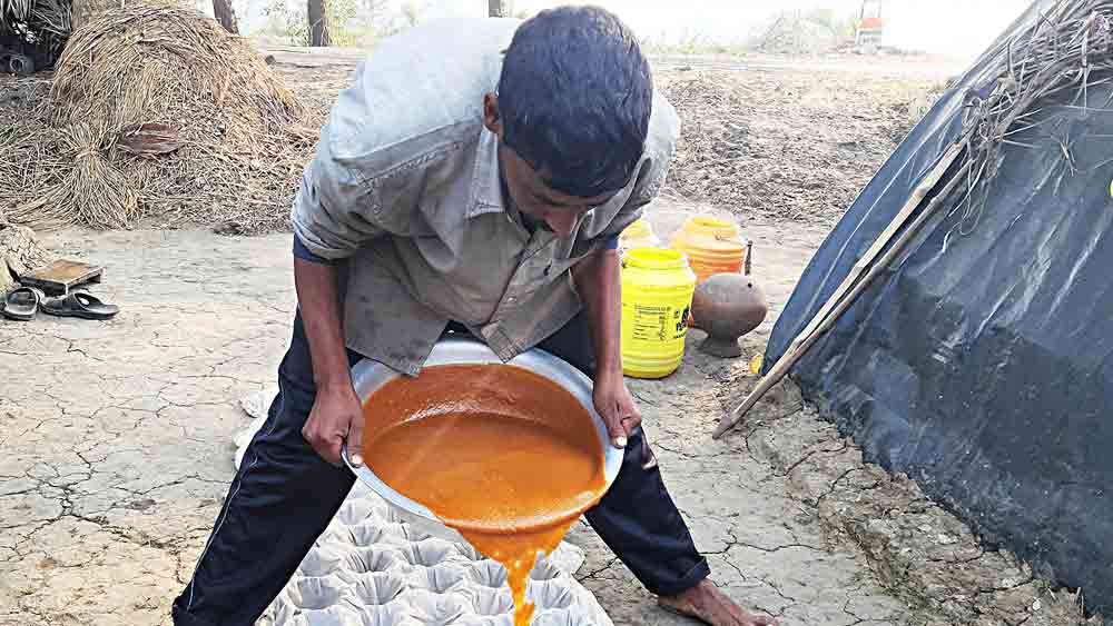 লাভপুর জামনা রাস্তার ধারে খেজুর রসের গুড় তৈরি হচ্ছে। 