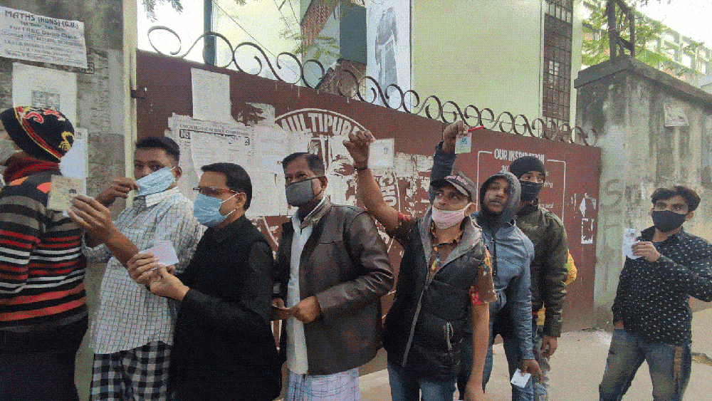 সরাসরি: দুই প্রার্থীর হাতাহাতি, মহিলা প্রার্থীর পোশাক ছেঁড়ার অভিযোগ বিরোধীদের