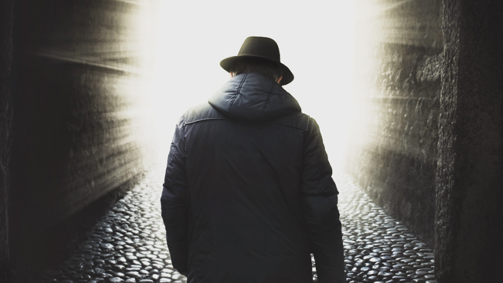 খুনের ঘটনাটির অন্য দিকগুলি এরপর দেখতে শুরু করেন গোয়েন্দারা। কিন্তু  খুনের কারণ বা খুনির পরিচয় কিছুই জানা যাচ্ছিল না।