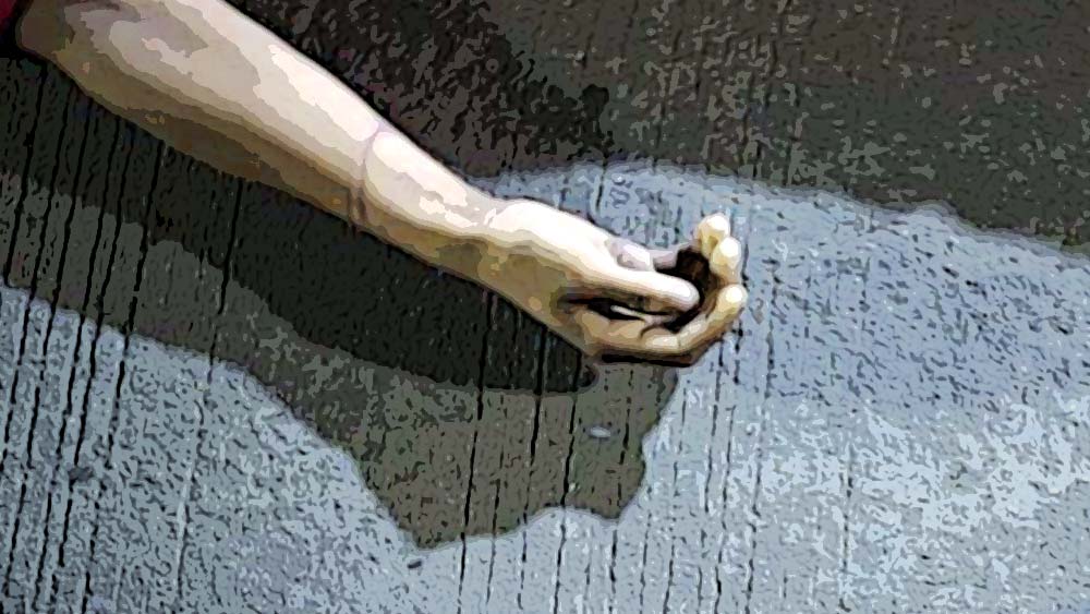 যদিও  খুনিকে খুঁজে পেতে এ সব তথ্য কোনও কাজে লাগেনি। একটি সূত্র অবশ্য তদন্তকারীদের হাতে এসেছিল। সেটি তেরেসিটারই হাতে লেখা একটি চিরকুট। যেখানে এ. এস নামে জনৈক ব্যক্তির জন্য  থিয়েটারের টিকিট সংগ্রহ করার কথা লিখে রেখেছিলেন টেরেসা। তবে এই ‘এ.এস’-ই খুনি কি না? বা তাঁকে কোথায় গেলে পাওয়া যাবে তা অনেক খুঁজেও বুঝতে পারেনি পুলিশ।