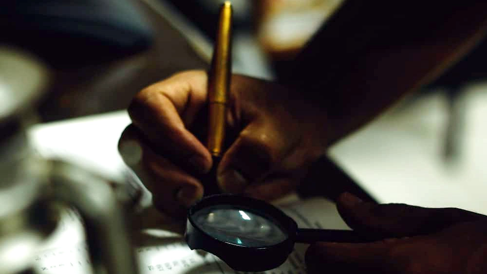 ৭টা ৪০ মিনিটে রুথের ফোন রাখেন তেরেসিটা। সাড়ে ৮টায় তাঁর দেহ উদ্ধার করে পুলিশ। মাঝের ৫০ মিনিটে কী হয়েছিল? কে ছিলেন ওই পুরুষ অতিথি? তাঁর নামই এ.এস  কি না এবং এই এ. এসই তেরেসিটার খুনি কি না তার উত্তর খুঁজতে গিয়ে বেশ কয়েকমাস হাতড়ে বেড়ান গোয়েন্দারা। 