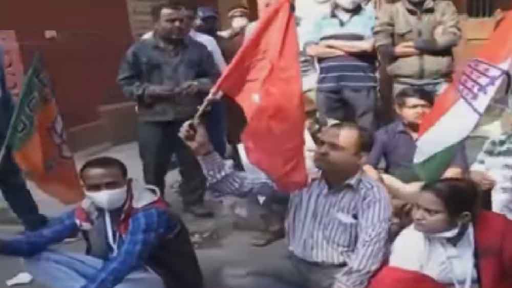 বড়তলা থানার সামনে বিক্ষোভ বিরোধীদের।