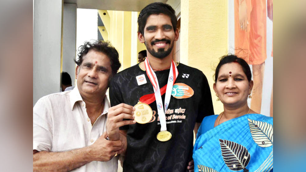 বাবা-মায়ের সঙ্গে শ্রীকান্ত