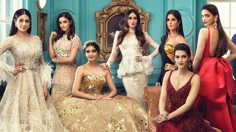 ফেসবুক-ইনস্টাগ্রামে ইদানিং নায়িকাদের সদলবল ছবি চোখে পড়ে। সেই সব ছবিতে গলায় গলায় বন্ধুত্বও দেখা যায়। তবে বলিউড পর্যবেক্ষকদের বক্তব্য, এ সবই নাকি ‘লোক দেখানো’। সময় বিশেষে গলায় গলায় ভাব ভুলে প্রকাশ্যে গালিগালাজ করতে বিন্দুমাত্র সময় নেন না এই নায়িকারা।