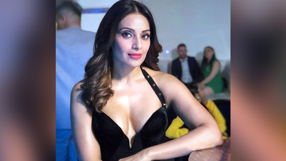 নায়িকাদের মনমালিন্য প্রকাশ্যে চলে আসে বিপাশার দেওয়া সাক্ষাৎকারে। ২০০১ সালে ওই সাক্ষাৎকারে বিপাশা বলেছিলেন, ‘‘আমার কোনও  সমস্যা ছিল না। ওরই (করিনার) পোশাকশিল্পীর সঙ্গে সমস্যা হয়েছিল। এর মধ্যে আমায় কেন টানা হল জানি না।’’ তবে একই সঙ্গে বিপাশা জানিয়েছিলেন, ভবিষ্যতে করিনার সঙ্গে আর কখনও ছবি করবেন না তিনি।