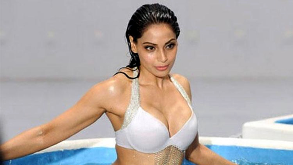 কারণ জানতে চাওয়া হলে নায়িকা বলেছিলেন, ‘‘ব্যক্তিগত সম্পর্ক ভাল না হলে পর্দায় তার প্রভাব পড়তে বাধ্য। ওঁর সঙ্গে আমার ব্যক্তিগত স্তরে কথাবার্তা নেই। তাই ভবিষ্যতে আমরা কখনও একসঙ্গে ছবি করব বলে মনে হয় না।’’