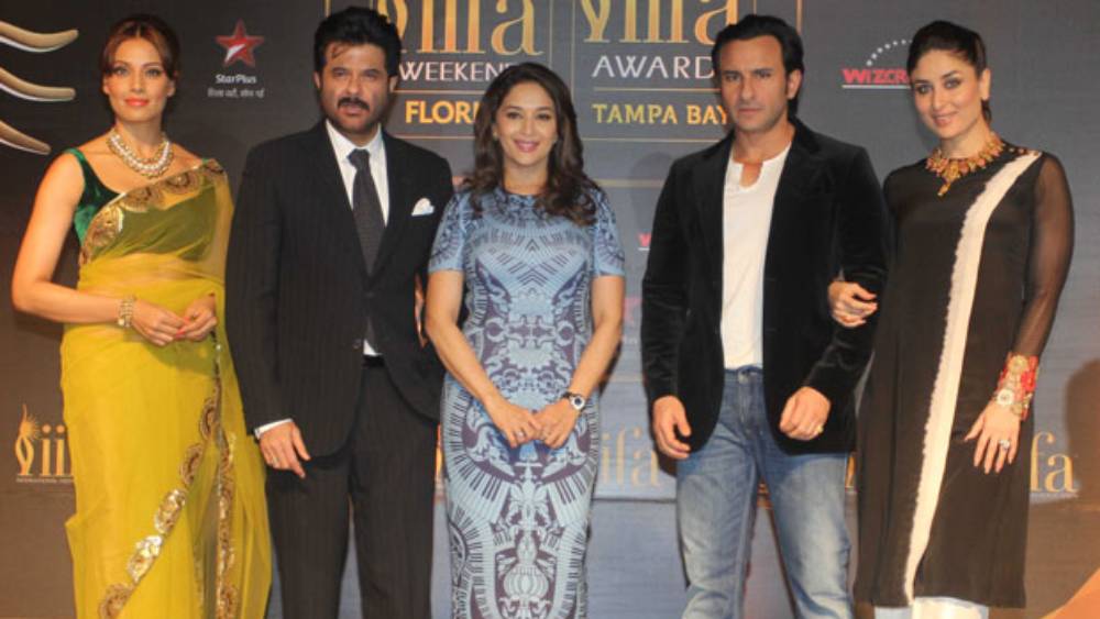 এমনই সেই ঝগড়ার যে টানা ১৩ বছর মুখোমুখি হননি করিনা-বিপাশা। ২০১৪ সালে তাঁদের একসঙ্গে দেখা যায় এক মঞ্চে। সেখানেই ঘটনাটি ঘটে। ছবিশিকারিদের কাছে ধরা পড়ে যান দু’জনে।