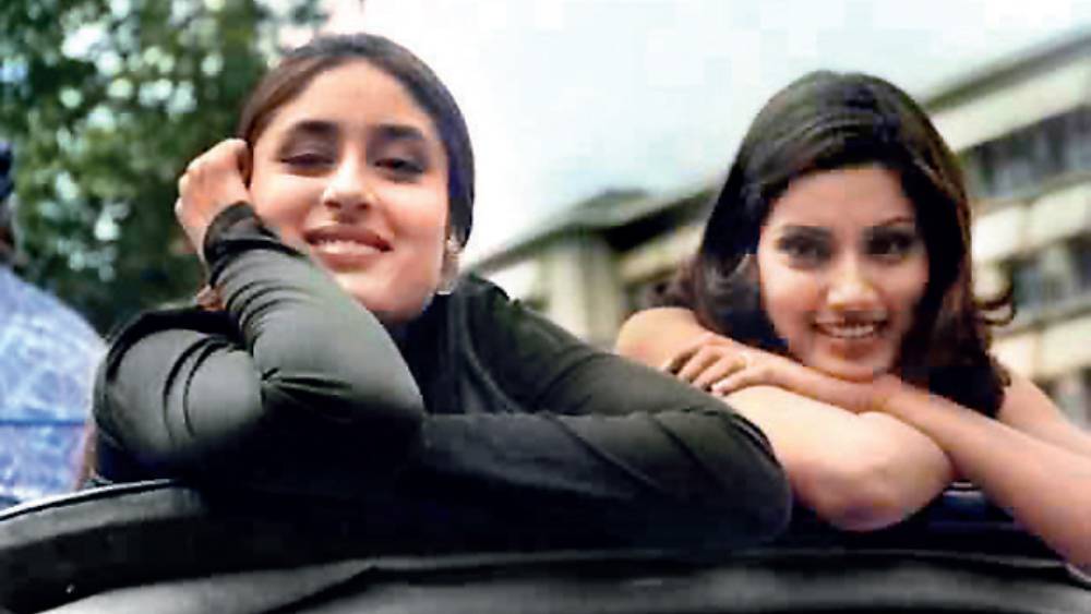 বিপাশা-করিনার ঘনিষ্ঠরা অবশ্য বলেছিলেন, দু’জনের ঝগড়া থামানোর ইঙ্গিত ছিল ওই ঘটনা। পুরনো ঘটনা ভুলে এ বার দু’জনেরই এগিয়ে যাওয়ার সময়।