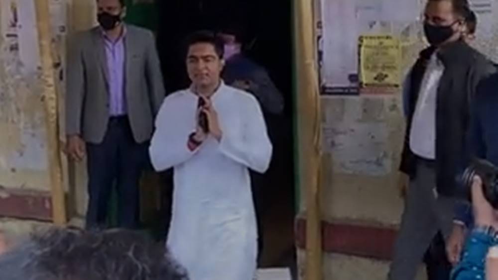ভোট দিতে যাওয়ার আগে অভিষেক বন্দ্যোপাধ্যায়।