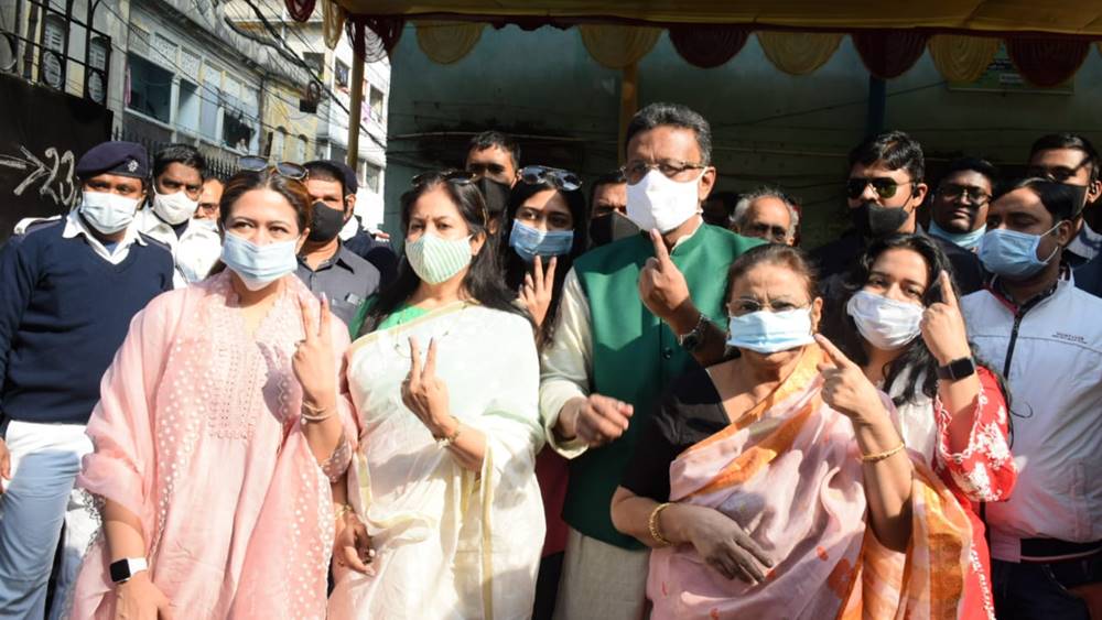 সপরিবারে ফিরহাদ হাকিম। 