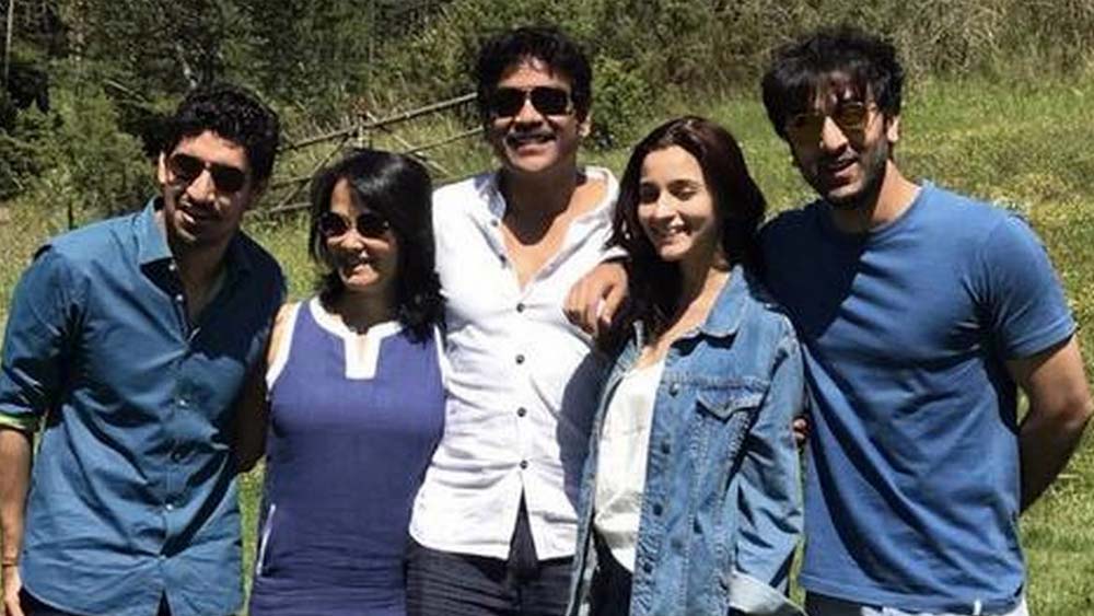 তাঁর কথায়, ‘‘তখন আমার নিজের প্রতিভার উপর ভরসা ছিল না। আর এখন ভাবি, ভালই হয়েছে করিনি। বরং অয়ন (মুখেপাধ্যায়, বলিউড পরিচালক) যা করছে, তা অনেক বেশি প্রশংসনীয়। দেশে নিজের মতো করে ‘স্টার ওয়ার্স’ বানাচ্ছে ও। আমার তো মনে হয় ও জেজে আব্রাম এবং লুকাসের থেকে কোনও অংশে কম নয়।’’