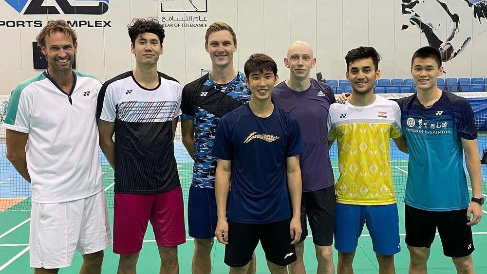 ভিক্টর অ্যাক্সেলসনের (বাঁ দিক থেকে তৃতীয়) সঙ্গে লক্ষ্য সেন (ডান দিক থেকে দ্বিতীয়)