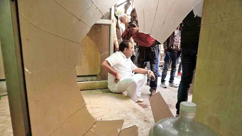 বুথের বাইরে বসে রয়েছেন বিজেপি প্রার্থী বিজয় ওঝা। রবিবার, বড়বাজারের একটি বুথে। ছবি: দেশকল্যাণ চৌধুরী