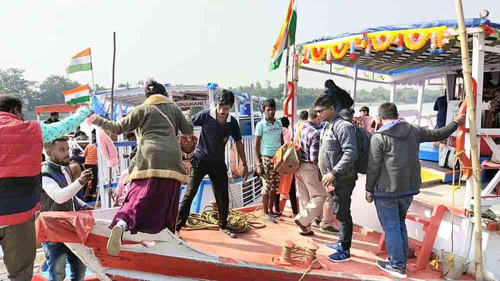 উৎসাহ: দু’বছর পরে ফের দেখা যাচ্ছে পরিচিত ভিড়। 