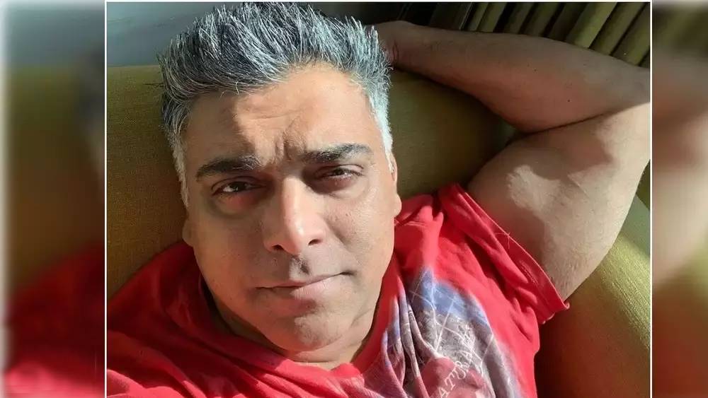 বছর খানেক আগে খবরে এসেছিলেন মেদ ঝরিয়েছিলেন বলে। আবারও তিনি খবরে। তবে এ বার আর ভক্তরা তাঁর ওজনের হ্রাস-বৃদ্ধি নিয়ে চিন্তিত নন। বরং তাঁর চেয়ে অনেক বেশি চর্চায় তাঁর মানি পার্স বা পে প্যাকেটের ওজন। না হলে ২০ কোটি টাকা দিয়ে বাংলো কিনতে পারেন!