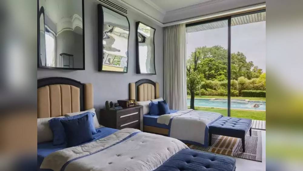 বেডরুমের একটি দেওয়াল কাচের। ছাদ থেকে মাটি পর্যন্ত কাচের দরজা। সেই দরজা ঠেলে বাইরে বেরোলেই পা পড়বে সবুজ ঘাসে। তার সামনে নীল জলের সাঁতার পুকুর। পাশে ডেক চেয়ার। সবুজ ঘেরা চারপাশে। ঘুম ভাঙার পর ছুটির সকাল এমনই হওয়া উচিত, মনে করেন রাম! অভিনেতার কথায়, ‘‘ছেলে মেয়েরা সব সময় সঙ্গে থাকব না। আমি আর আমার স্ত্রী এইখানেই একসঙ্গে বৃদ্ধ হতে চাই।’’ 