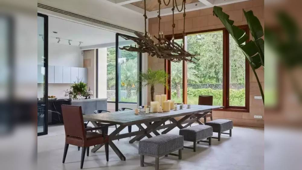 প্রশস্ত খাবার ঘরের মাঝ বরাবর লম্বা কাঠের ডাইনিং টেবল। গদি আঁটা চেয়ার। ১২ জন আরাম করে বসতে পারেন সেখানে। লাগোয়া অত্যাধুনিক সজ্জার রান্না ঘরটি কাচের স্বয়ংক্রিয় দরজা দিয়ে আড়াল করা। বড় বড় জানলা দিয়ে এ খান থেকেও দেখা যায় বাগান। 